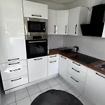 Modernes In 24h Check-in Terrasse Mit Blick Ins Gruene Privater Parkplatz *