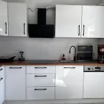 Modernes In 24h Check-in Terrasse Mit Blick Ins Gruene Privater Parkplatz Apartment