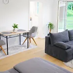 Modernes In 24h Check-in Terrasse Mit Blick Ins Gruene Privater Parkplatz Apartment