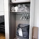 Modernes In 24h Check-in Terrasse Mit Blick Ins Gruene Privater Parkplatz