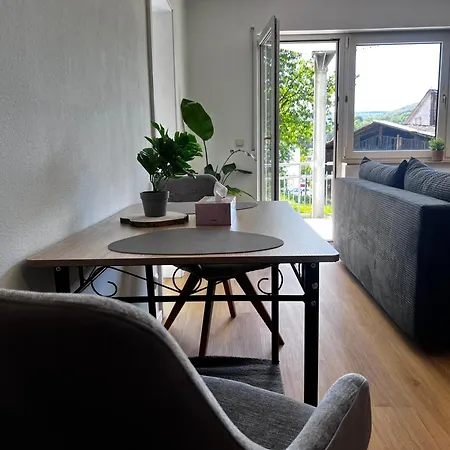 Modernes In 24h Check-in Terrasse Mit Blick Ins Gruene Privater Parkplatz